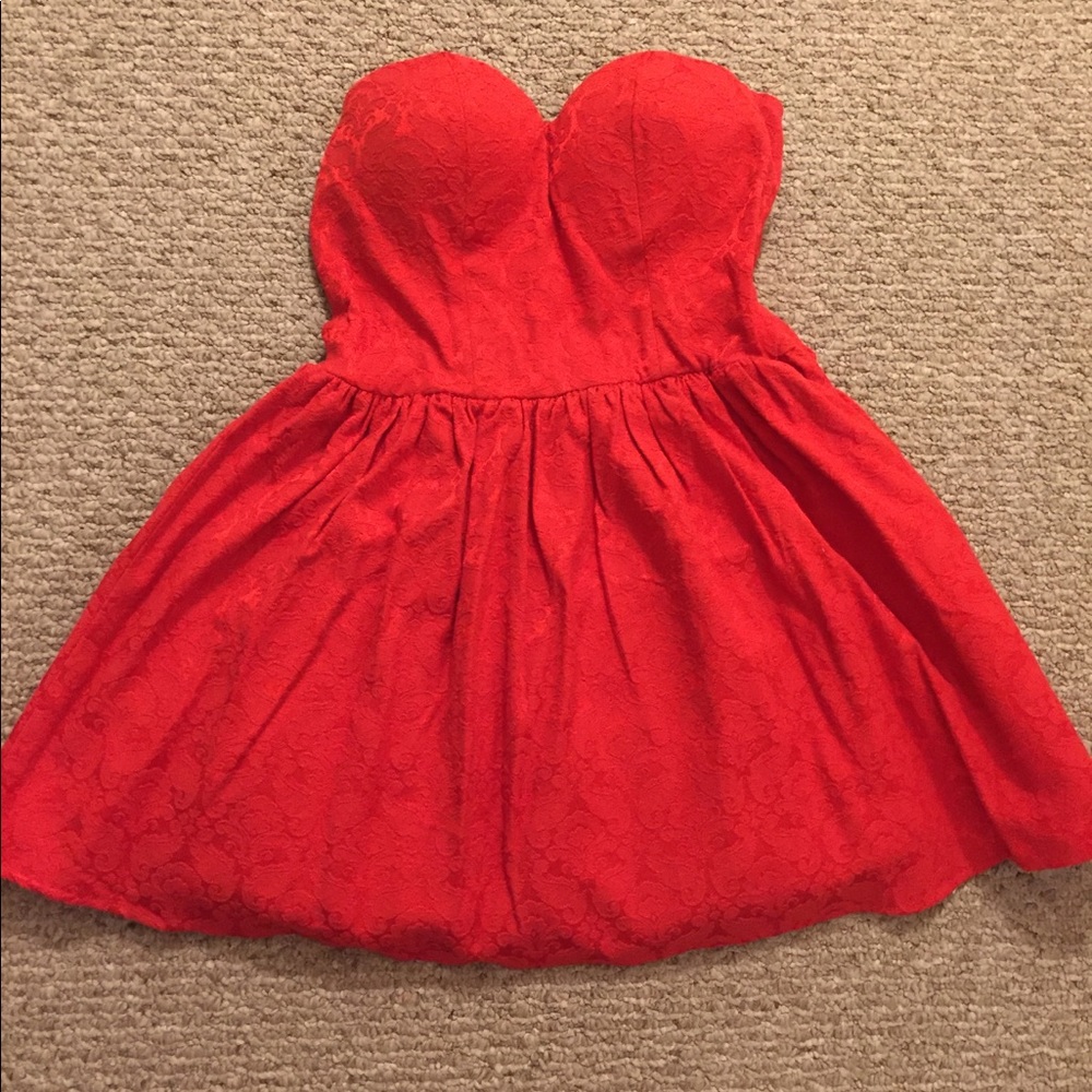 Red dress, short and strapless